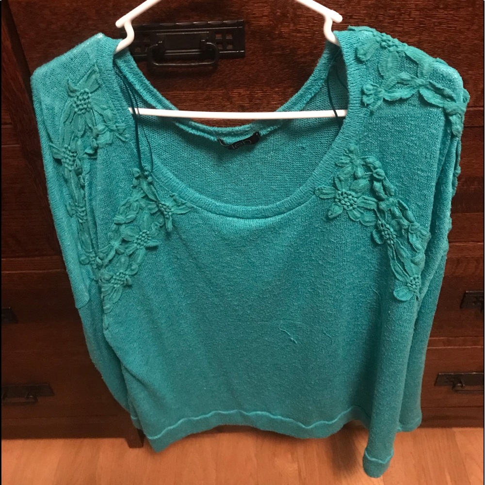 Long sleeve sweater.